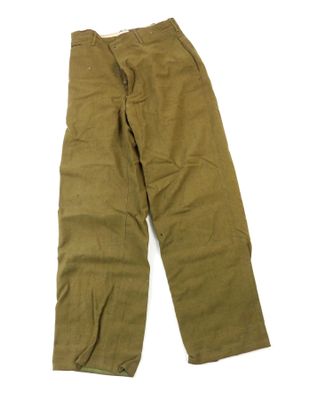 un vieux pantalon kaki sur fond blanc