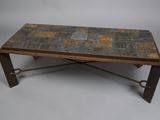 table basse rustique en ardoise avec des pieds en fer