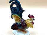 une figurine représentant un coq posé sur une assiette