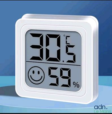 une horloge numérique avec un smiley dessus