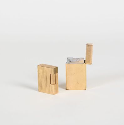 deux briquets posés l'un à côté de l'autre sur une surface blanche