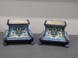 deux vases bleus et blancs posés sur une table