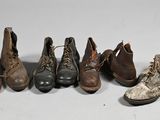 Plusieurs paires de chaussures sont alignées sur une surface blanche