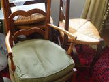 plusieurs chaises et une table dans une pièce recouverte d'un tapis rouge