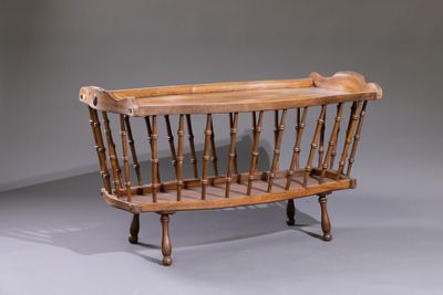 Berceau en bois formant table basse, les montants à barreaux…