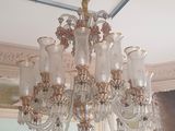un lustre composé de nombreux vases en verre suspendus au plafond