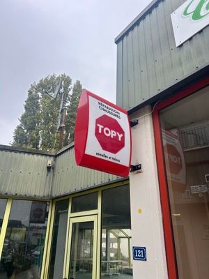 un panneau « Stop » accroché au mur d'un immeuble