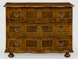 une commode en bois avec des tiroirs de chaque côté
