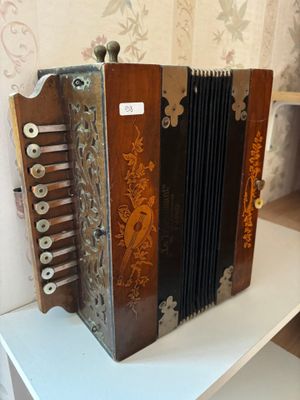 LE TRIOMPHANT Petit accordéon en bois de placage et marquete…