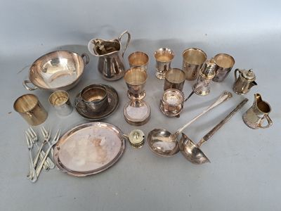 beaucoup de couverts posés ensemble sur la table