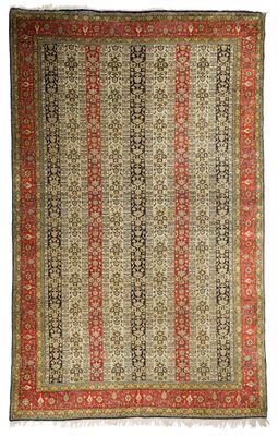 un tapis ancien avec une bordure rouge et des franges