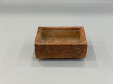 une petite boîte en bois posée sur une table blanche
