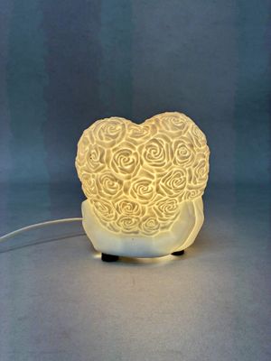 un gros plan d'une lampe en forme de cœur posée sur une table