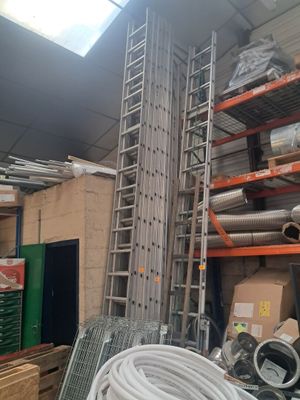 une pièce remplie d'une multitude de tuyaux et de flexibles de toutes sortes