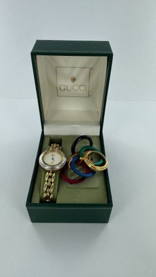 une boîte contenant une montre, un bracelet et d'autres bracelets