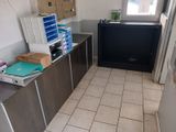 une petite cuisine équipée d'un réfrigérateur et d'une télévision