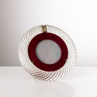 une plaque de verre sur laquelle figure un anneau rouge