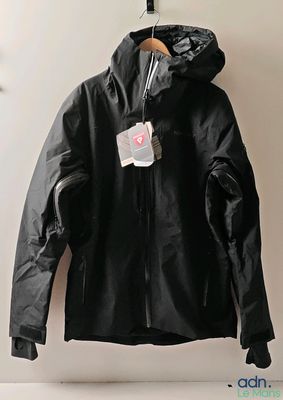 une veste noire suspendue à un cintre, avec une étiquette dessus