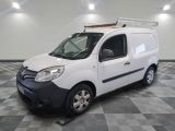 la photo d'une camionnette blanche garée dans un garage