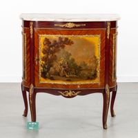 Une commode d'appoint avec plateau en marbre, vernis Martin,… (photo 2)
