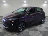 une photo d'une voiture violette dans un showroom