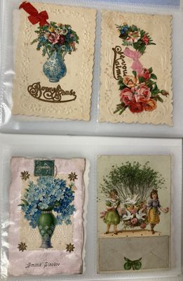 quatre cartes sur lesquelles figurent des fleurs dans un vase