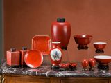une table sur laquelle sont disposés de nombreux objets rouges et blancs