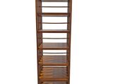 une bibliothèque en bois surmontée de quatre étagères