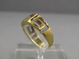 un gros plan d'une bague en or ornée d'un motif carré
