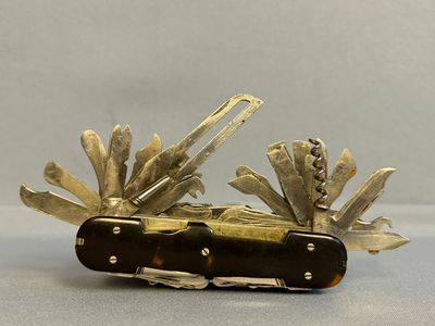 un couteau de poche d'où sortent plusieurs lames