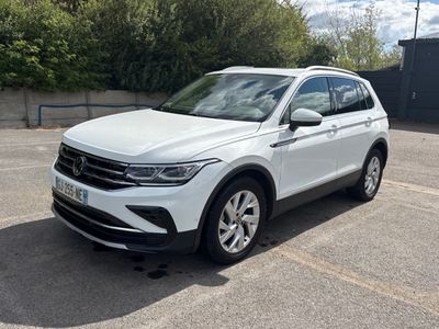 La Volkswagen Tiguan est garée sur un parking
