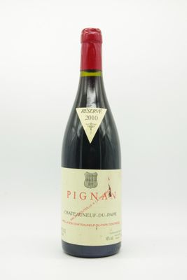 une bouteille de vin posée sur une table