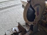 quelqu'un utilise une scie circulaire pour couper une pièce de bois