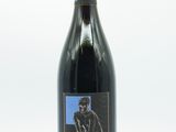 une bouteille de vin posée sur une table