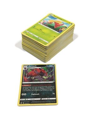 une pile de cartes posées les unes à côté des autres sur une table