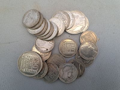 beaucoup de pièces qui sont sur la table