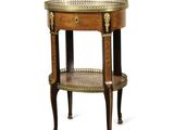 une photo d'une table d'appoint avec un plateau en verre