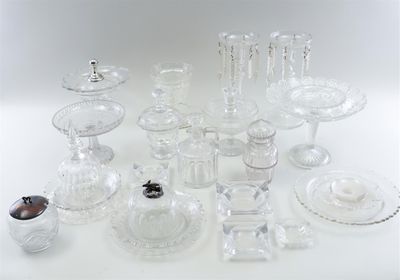 beaucoup d'objets en verre qui se trouvent sur la table
