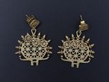une paire de boucles d'oreilles en or ornées de motifs complexes