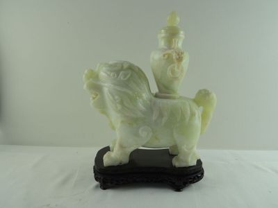 une statue représentant un homme à cheval posée sur une table