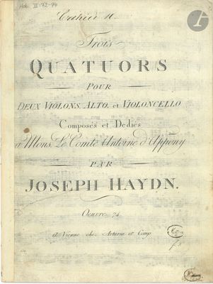 une image en noir et blanc représentant un vieux livre sur lequel figurent des inscriptions