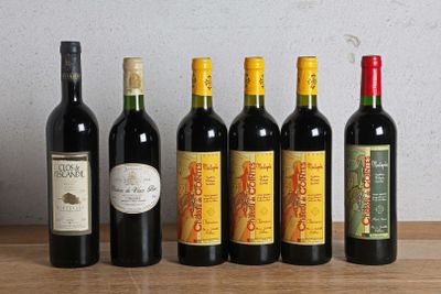 plusieurs bouteilles de vin sont alignées sur une table en bois