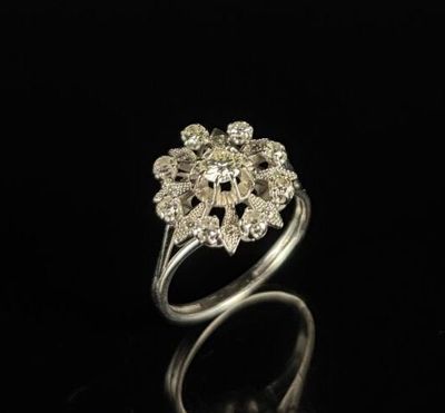 gros plan d'une bague en diamant sur une surface noire