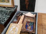 une table en bois sur laquelle est posée une boîte remplie d'objets divers