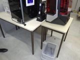 deux fours à micro-ondes posés sur une table dans une pièce