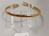 gros plan d'un bracelet en or portant une étiquette de prix