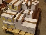 une pile de cartons posée sur une palette dans une pièce