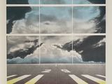 une image représentant une photo d'une piste d'atterrissage avec des nuages dans le ciel