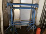 une photo d'une pièce dans laquelle se trouve un cadre bleu