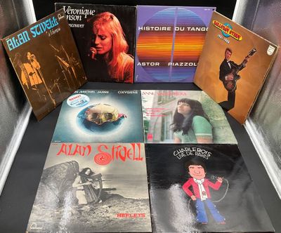 de nombreux disques vinyles exposés sur une table